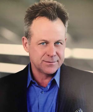 Photo of Kin Shriner, click to book