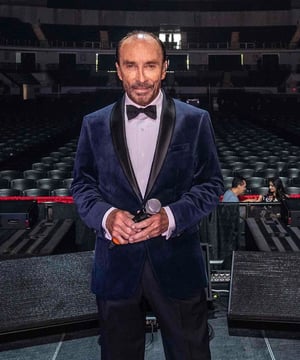 Photo of Lee Greenwood, click to book