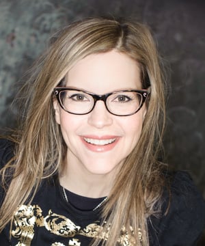 Photo of Lisa Loeb, click to book