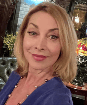 Photo of Sharon Lawrence, click to book
